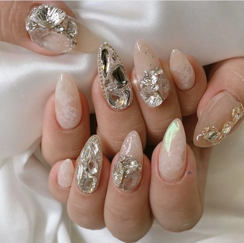 Nail trắng ẩn xà cừ lấp lánh mang lại sự tinh tế và quý phái