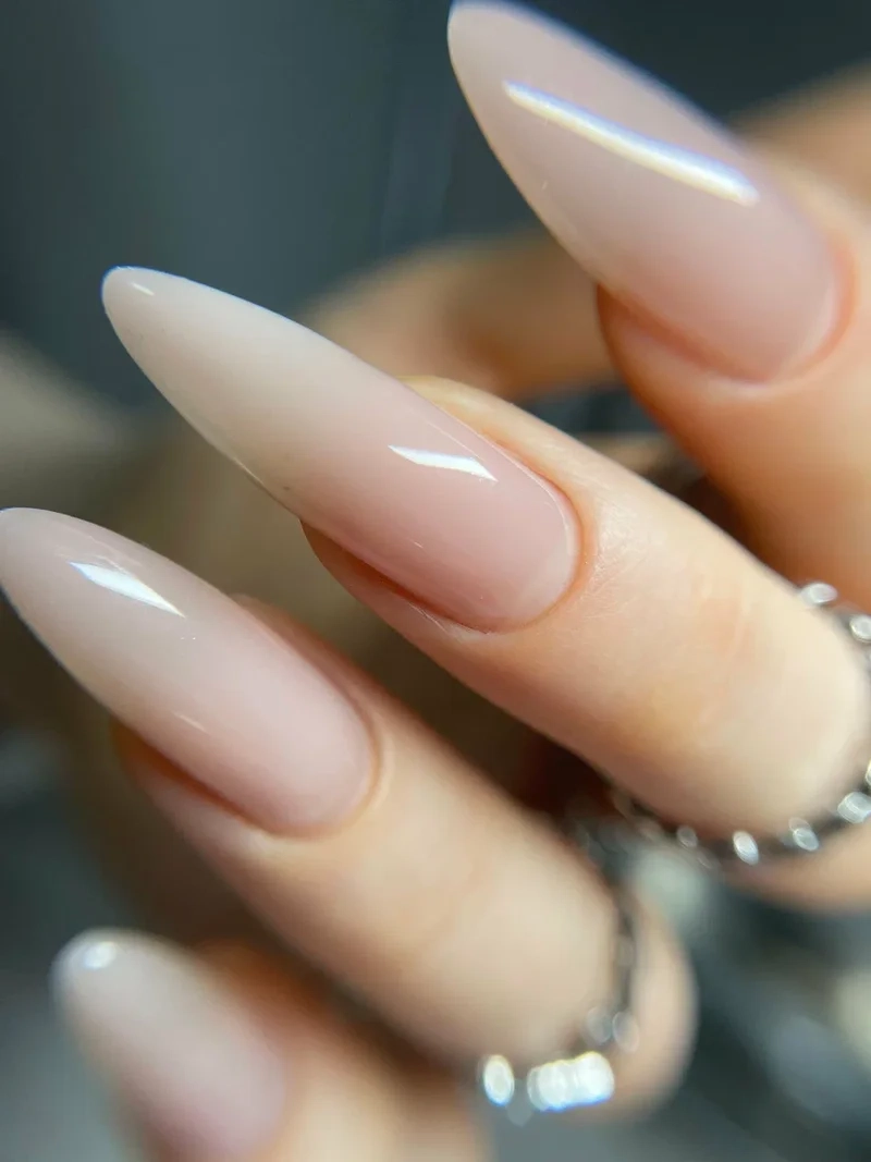 Nail ombre hồng trắng dịu dàng giúp bàn tay thêm phần nữ tính