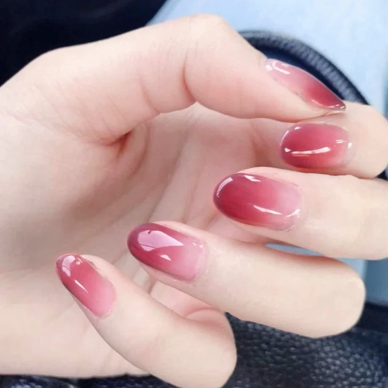 Nail ombre đỏ trắng độc đáo giúp nàng thu hút mọi ánh nhìn