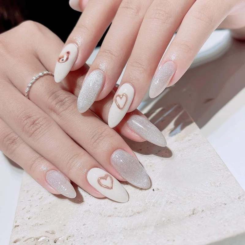 Móng tay nhọn trắng ấn tượng giúp nàng tự tin với phong cách riêng
