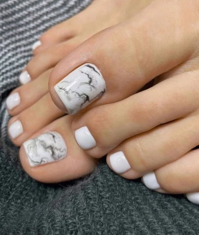 Nail vân đá trắng sang trọng giúp bàn tay thêm phần độc đáo