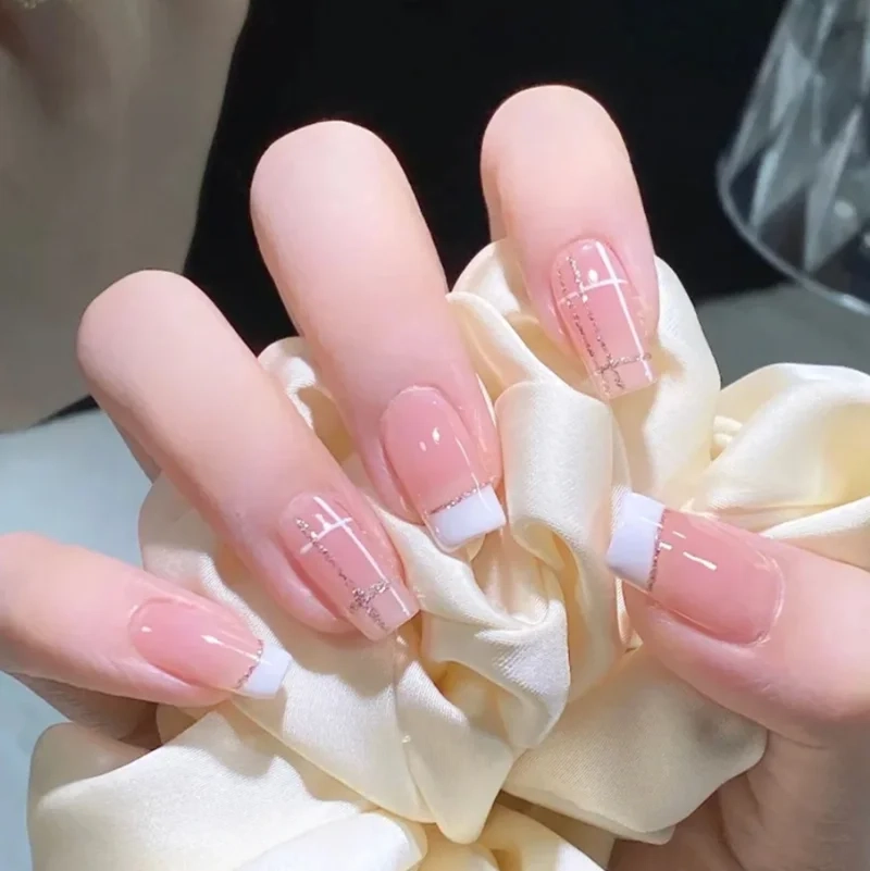 Móng tay trắng hồng tự nhiên mang lại cảm giác nhẹ nhàng và cuốn hút