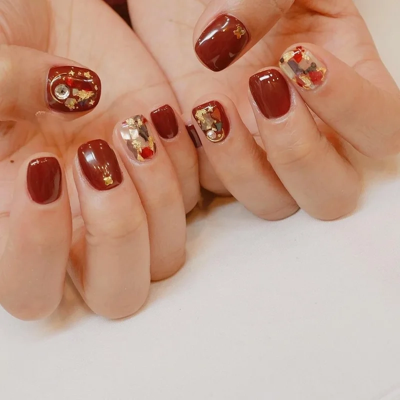 Nail xinh màu đỏ mang lại sự sang trọng và quyến rũ
