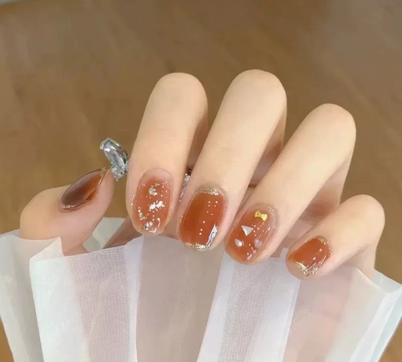 Màu móng xinh phù hợp với phong cách dịu dàng