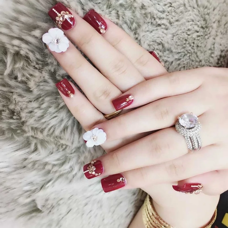 Móng cô dâu xinh giúp nàng thêm phần cuốn hút