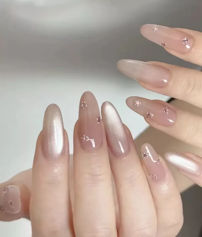 Nail xinh đơn giản cho cô dâu nhưng vẫn đầy quyến rũ