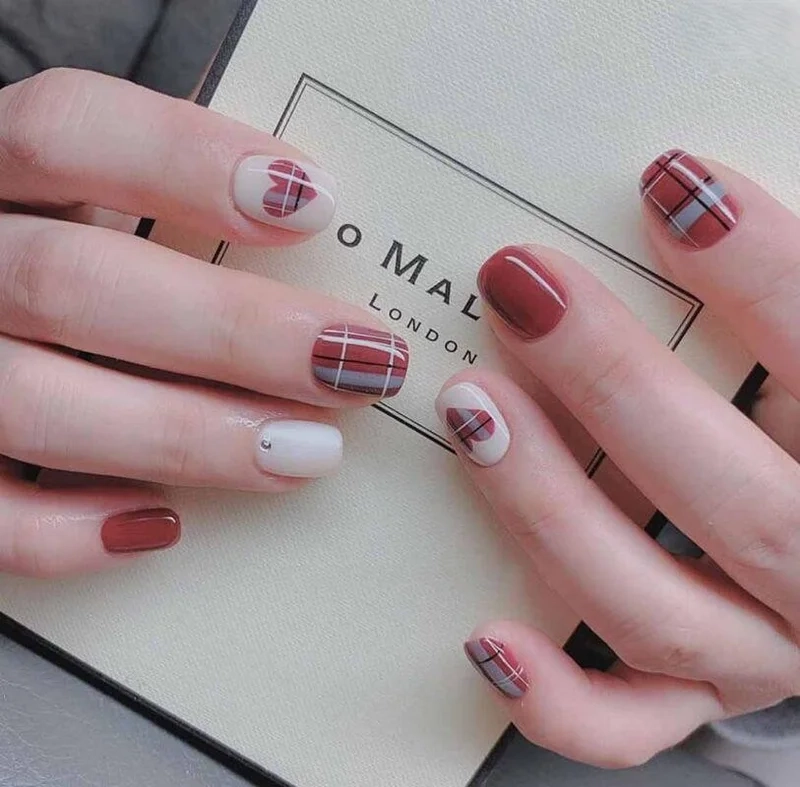 Nail xinh kẻ sọc giúp đôi tay thêm phần phá cách
