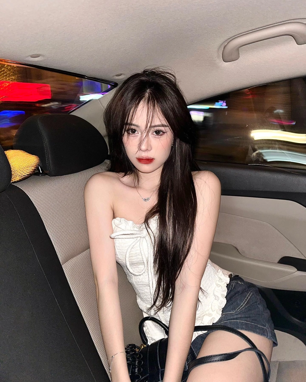 Vẻ đẹp nóng bỏng của Ngân Hà Tiktok mặc bikini khiến dân tình dậy sóng