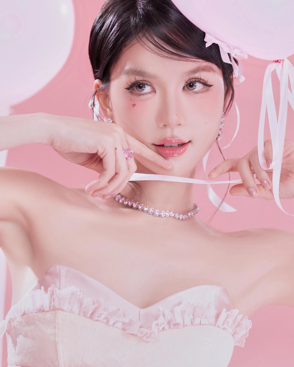 Anh ngoc trinh ko mac gi gây sốc với concept nude nghệ thuật cực táo bạo