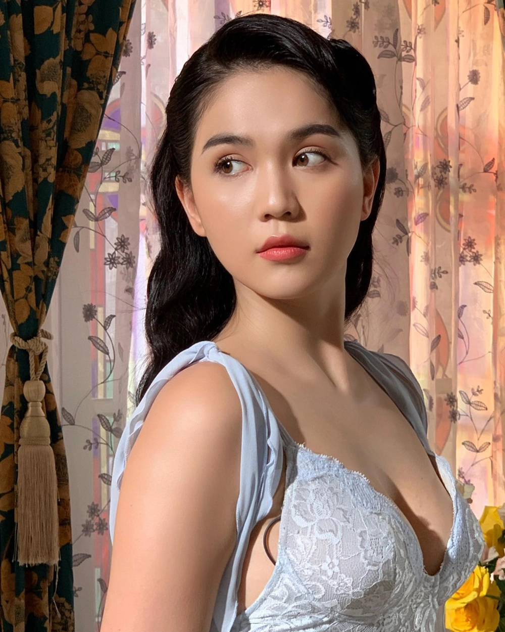 Anh nuy ngoc trinh khoe vóc dáng gợi cảm đầy cuốn hút mọi ánh nhìn