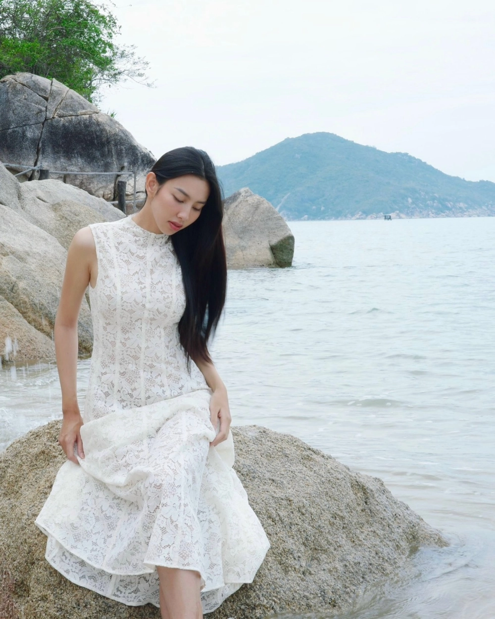 Hoa hậu Hòa bình Thùy Tiên toả sáng với trang phục dân tộc ấn tượng