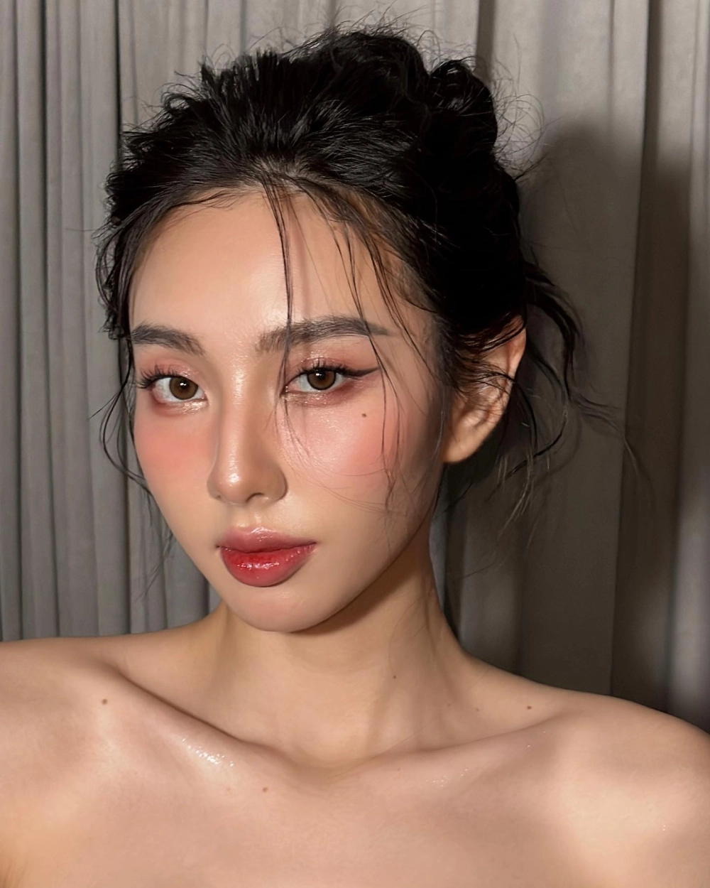 Vương miện Nguyễn Thúc Thùy Tiên lấp lánh trong khoảnh khắc đăng quang vinh quang