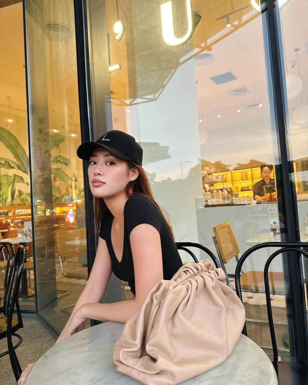 Hoa hậu Vân Khánh tự tin khoe sắc trong hình ảnh dạ hội quyến rũ