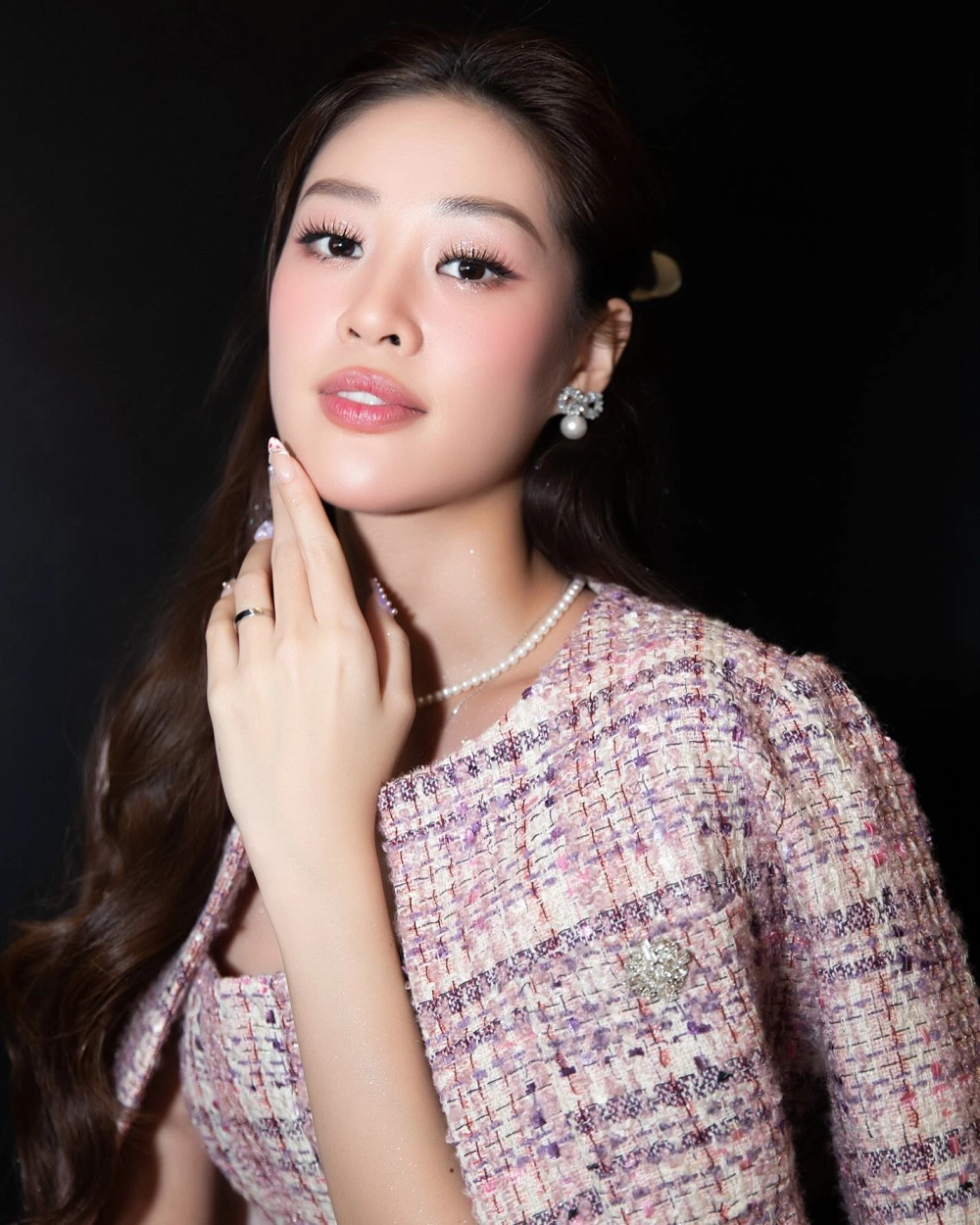 Nguyễn Trần Khánh Vân rạng ngời trong từng hình ảnh áo dài truyền thống