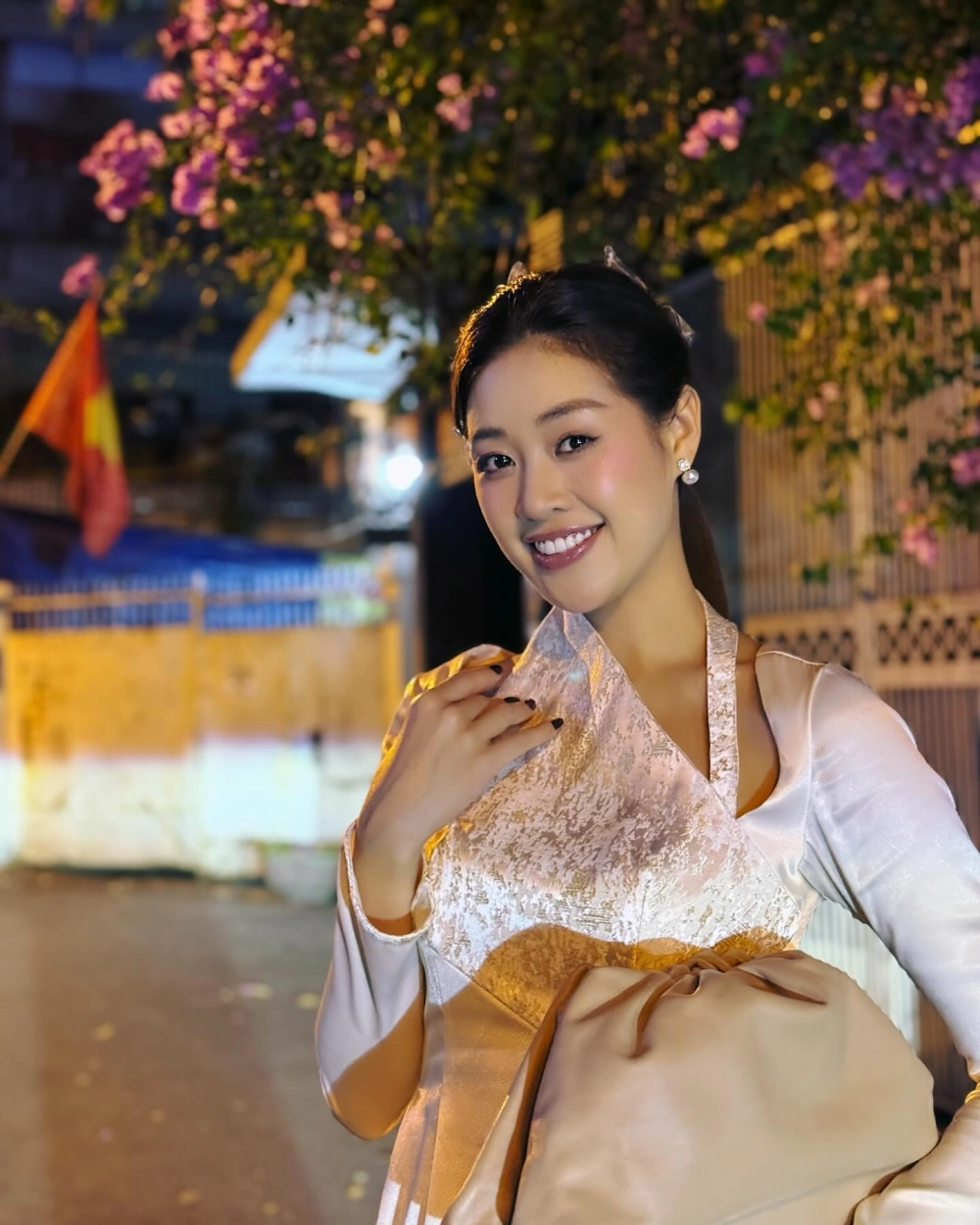 Hoa hậu Khánh Vân khoe sắc cùng vương miện trong bộ hình đăng quang