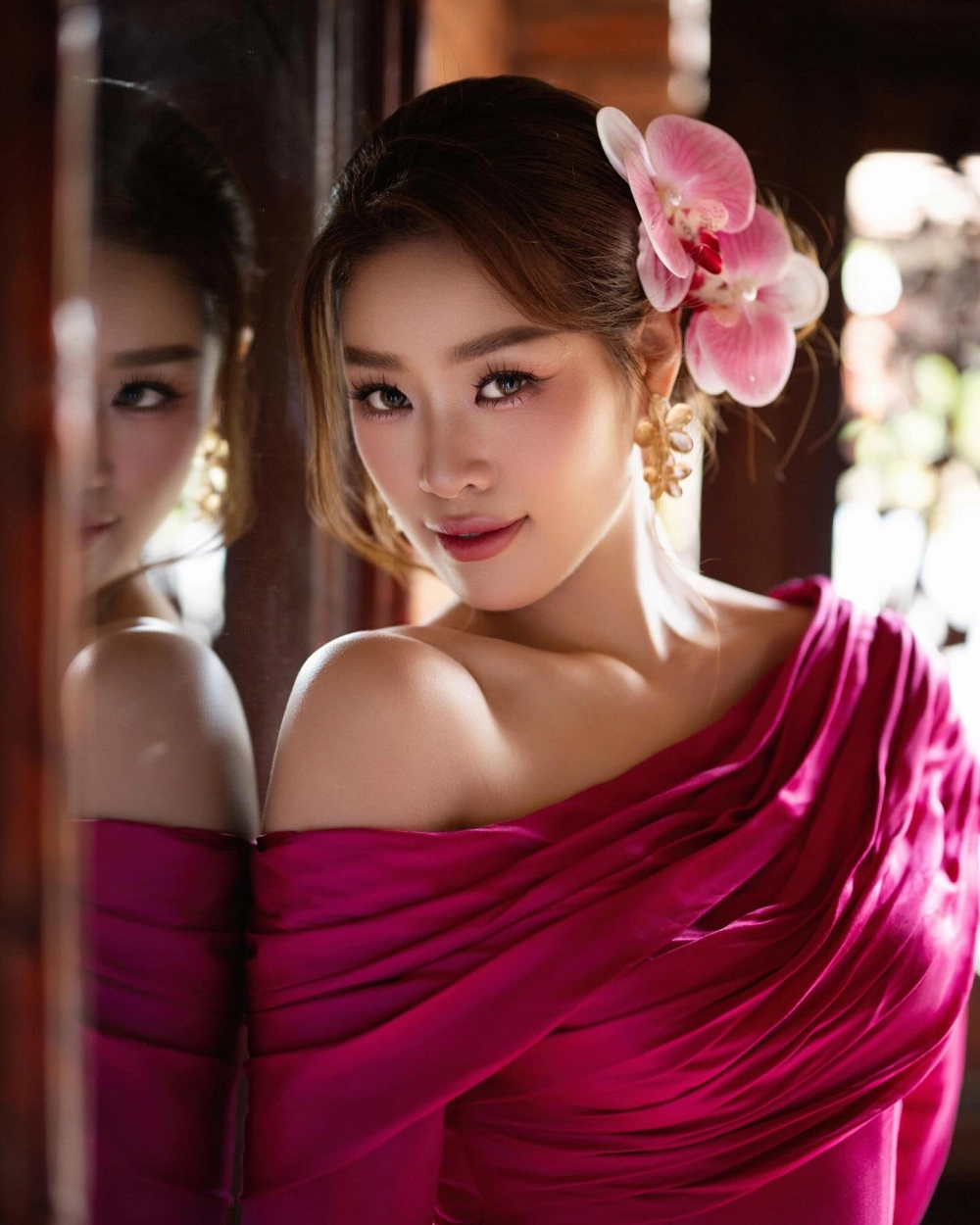 Hoa hậu Nguyễn Trần Khánh Vân lộng lẫy trong bộ hình đăng quang Hoàn Vũ