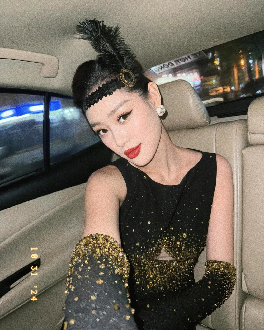 Hoa hậu Đỗ Khánh Vân khoe sắc cùng vương miện trong hình ảnh dịu dàng
