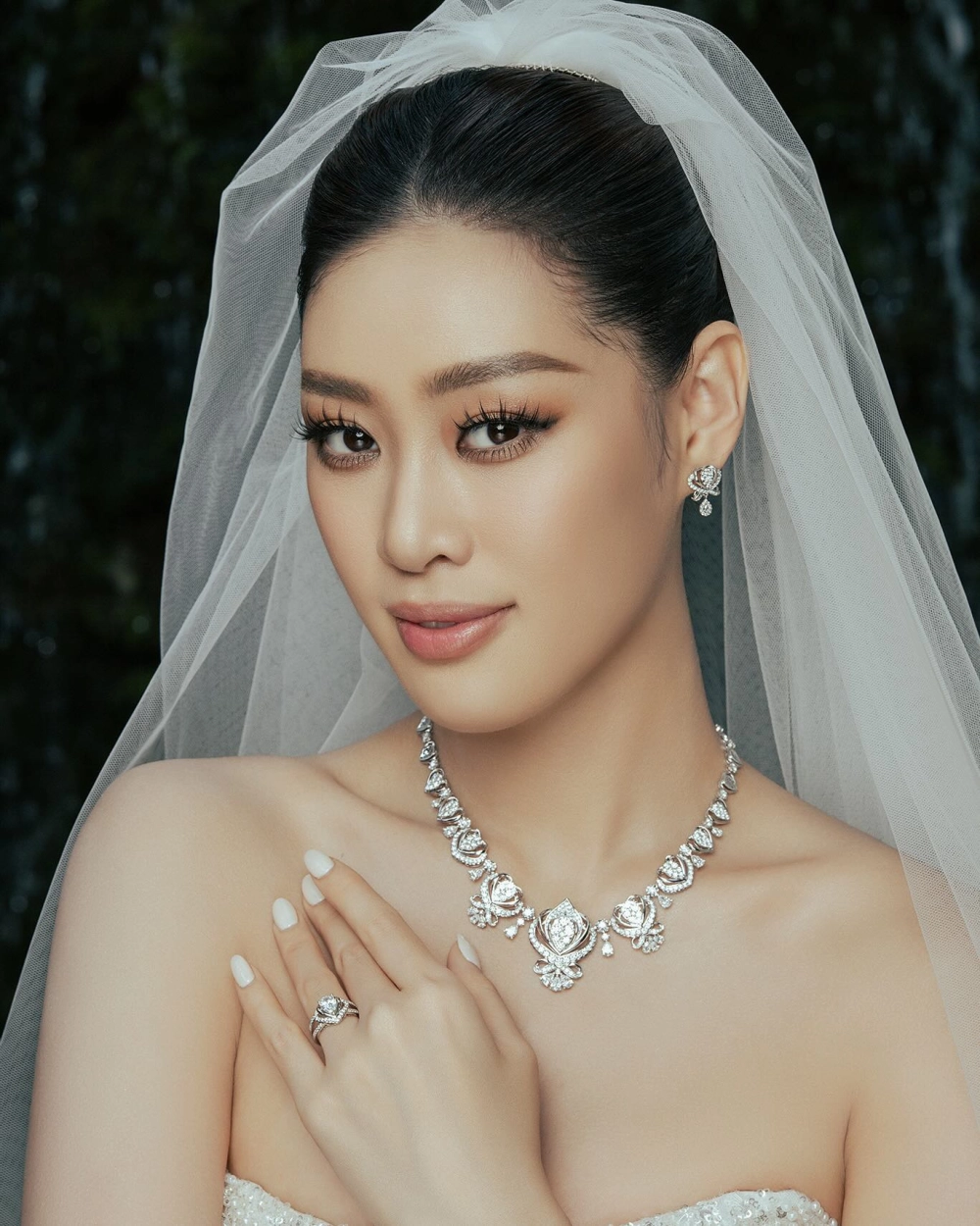 Hoa hậu Đỗ Khánh Vân khoe sắc cùng vương miện trong hình ảnh dịu dàng