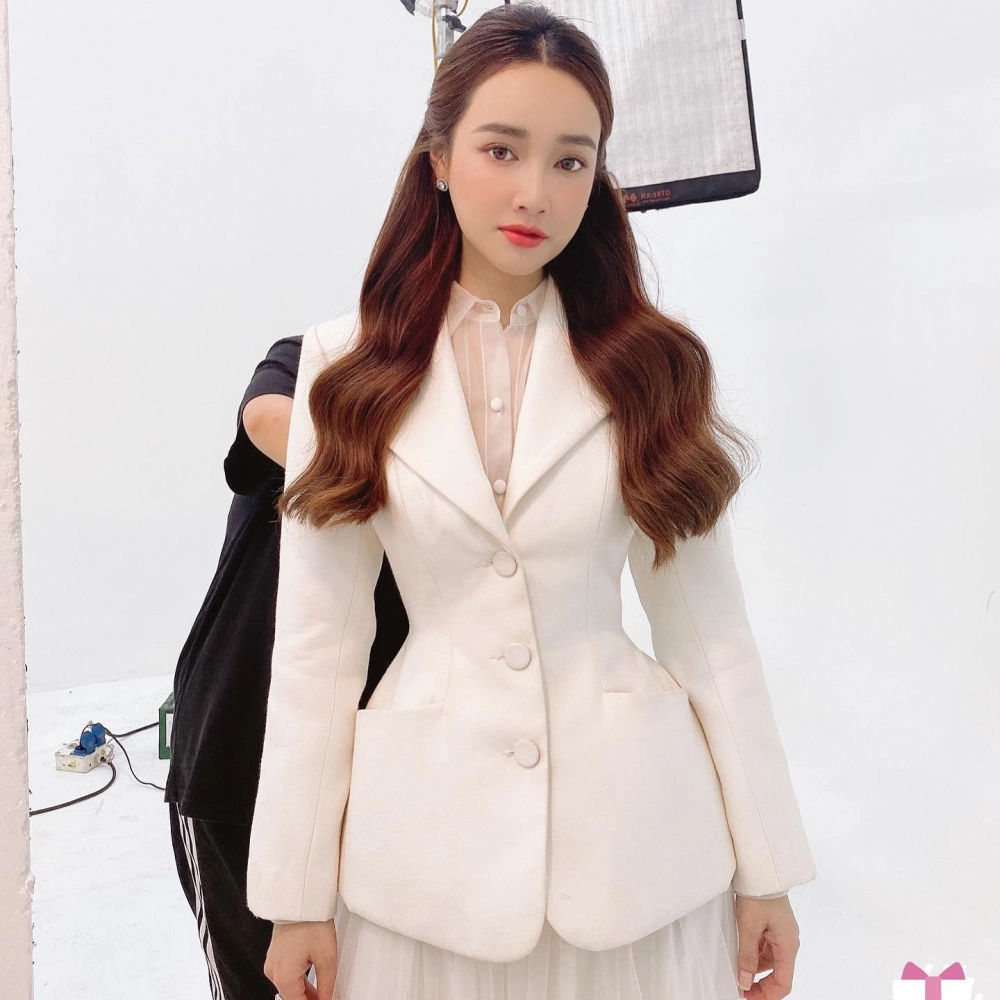 Nhã phương ca sĩ bất ngờ khoe giọng hát ngọt ngào khiến fan thích thú