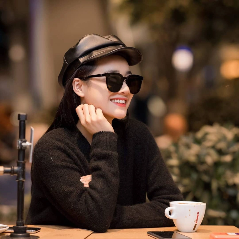 Nabi nhã phương dễ thương rạng rỡ khoe nụ cười tỏa nắng bên bạn bè
