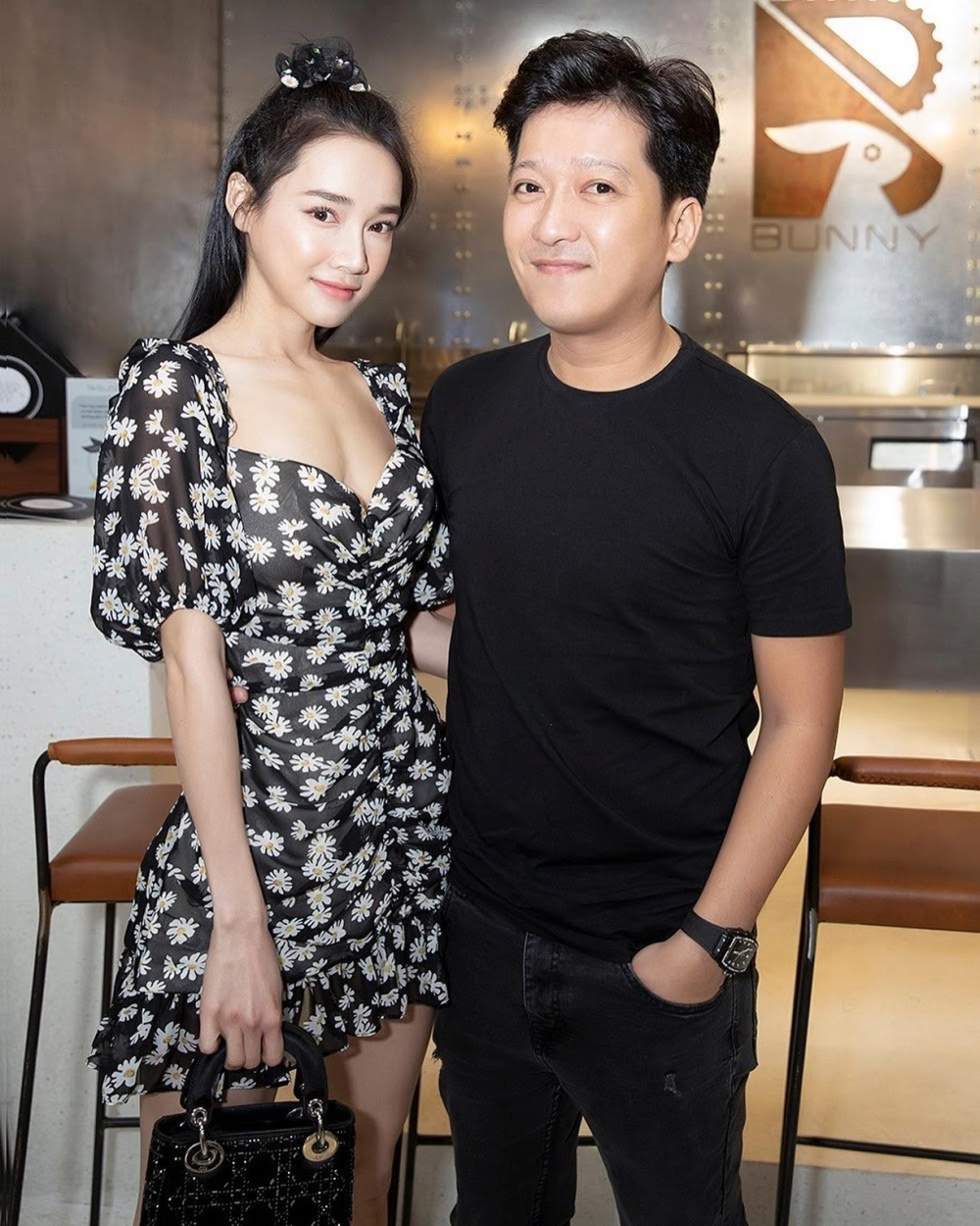 Trường giang và nhã phương trao nhau ánh mắt đầy yêu thương ngọt ngào