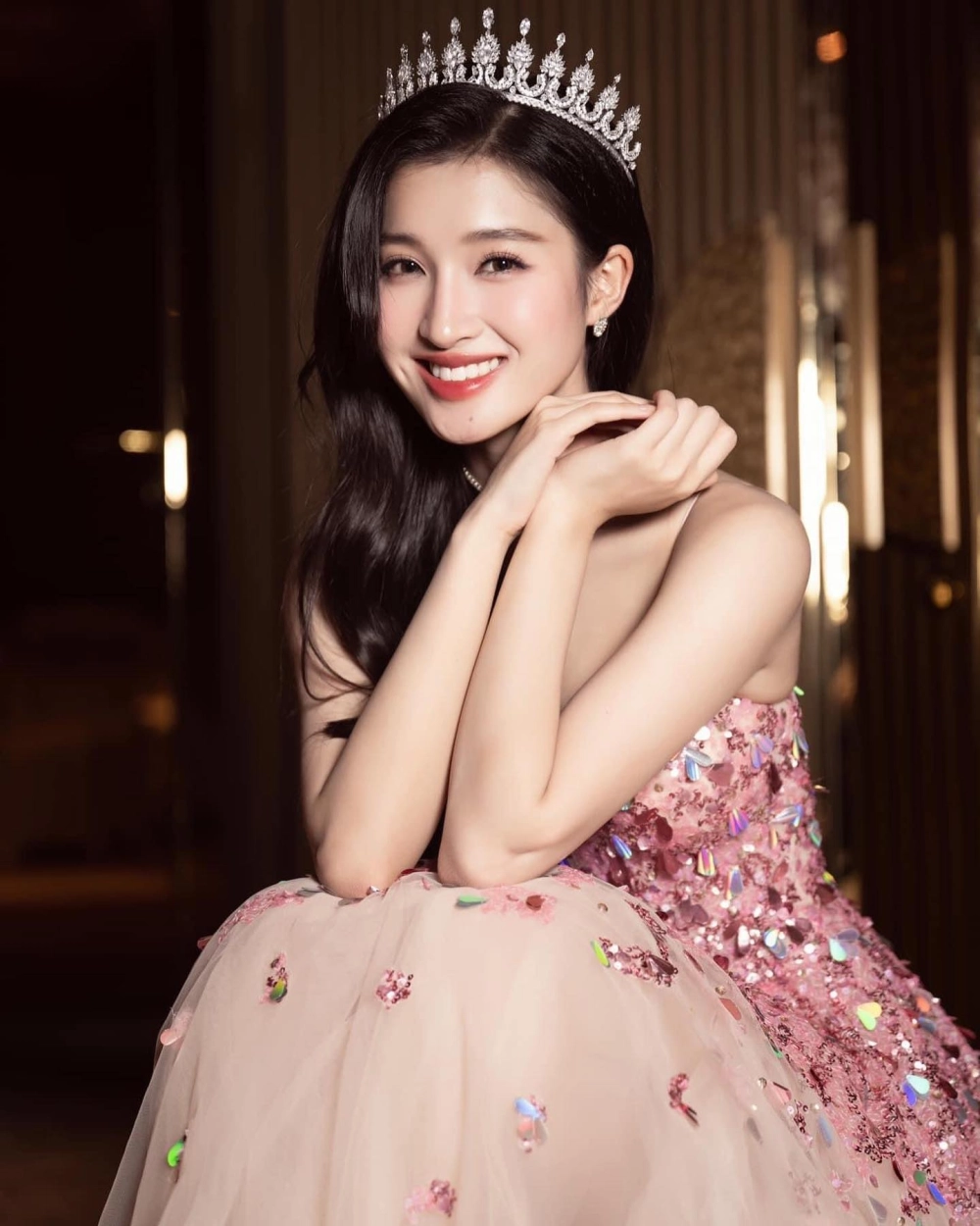 Phong thái đẳng cấp của á hậu Phương Nhi Miss International khiến fan tự hào