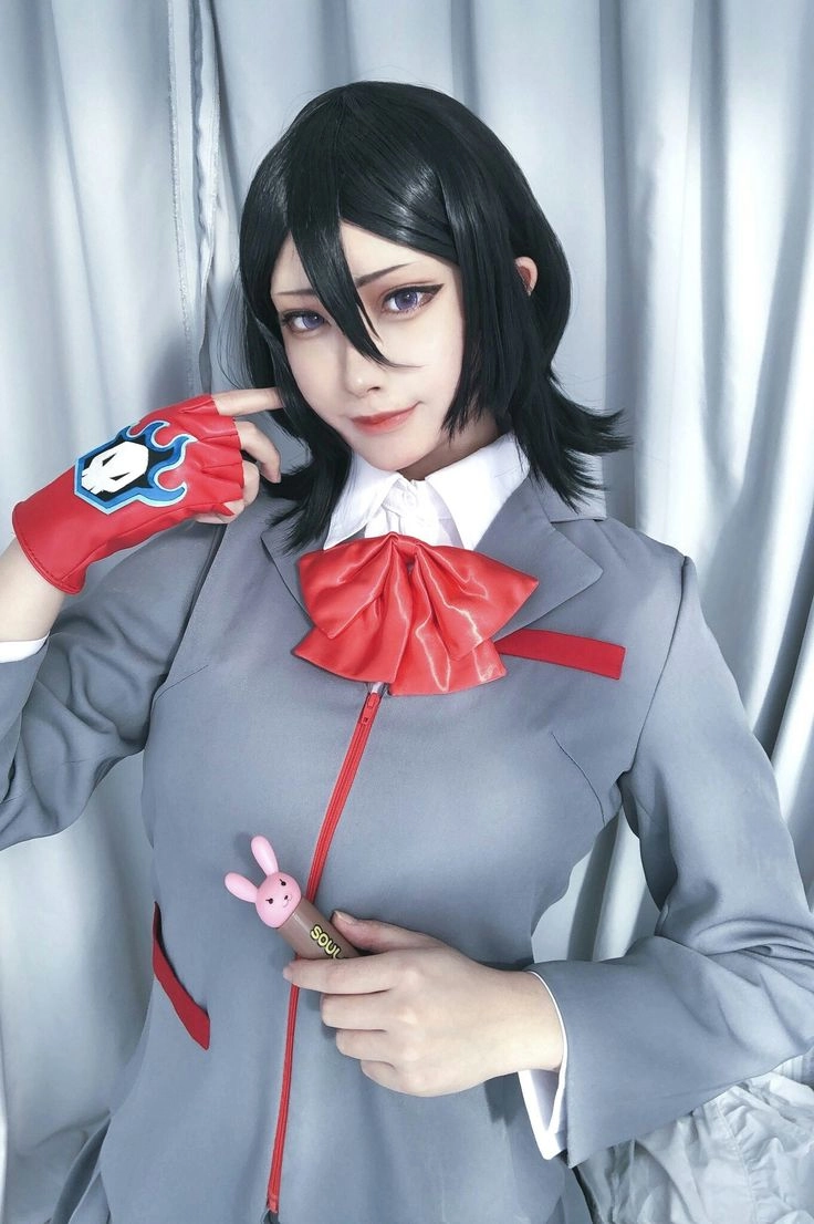 Kuchiki Rukia cosplay tái hiện hình ảnh mạnh mẽ của Đội trưởng Đội 13