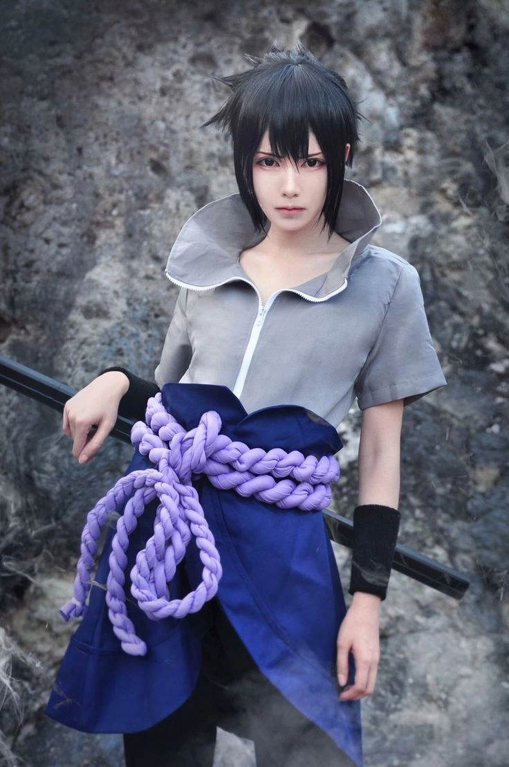 Cosplay Sasuke Uchiha thần thái lạnh lùng và trang phục chuẩn nguyên tác