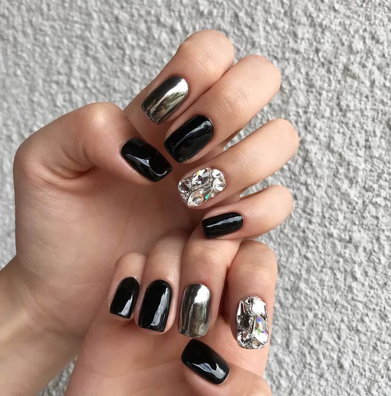 Chọn màu sơn móng tay cho da ngăm đen để luôn nổi bật