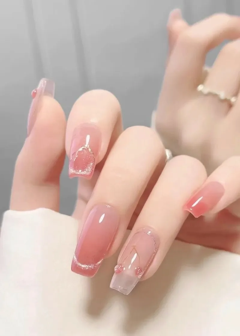 Móng tay màu hồng đẹp giúp đôi tay thêm phần nổi bật và sang trọng