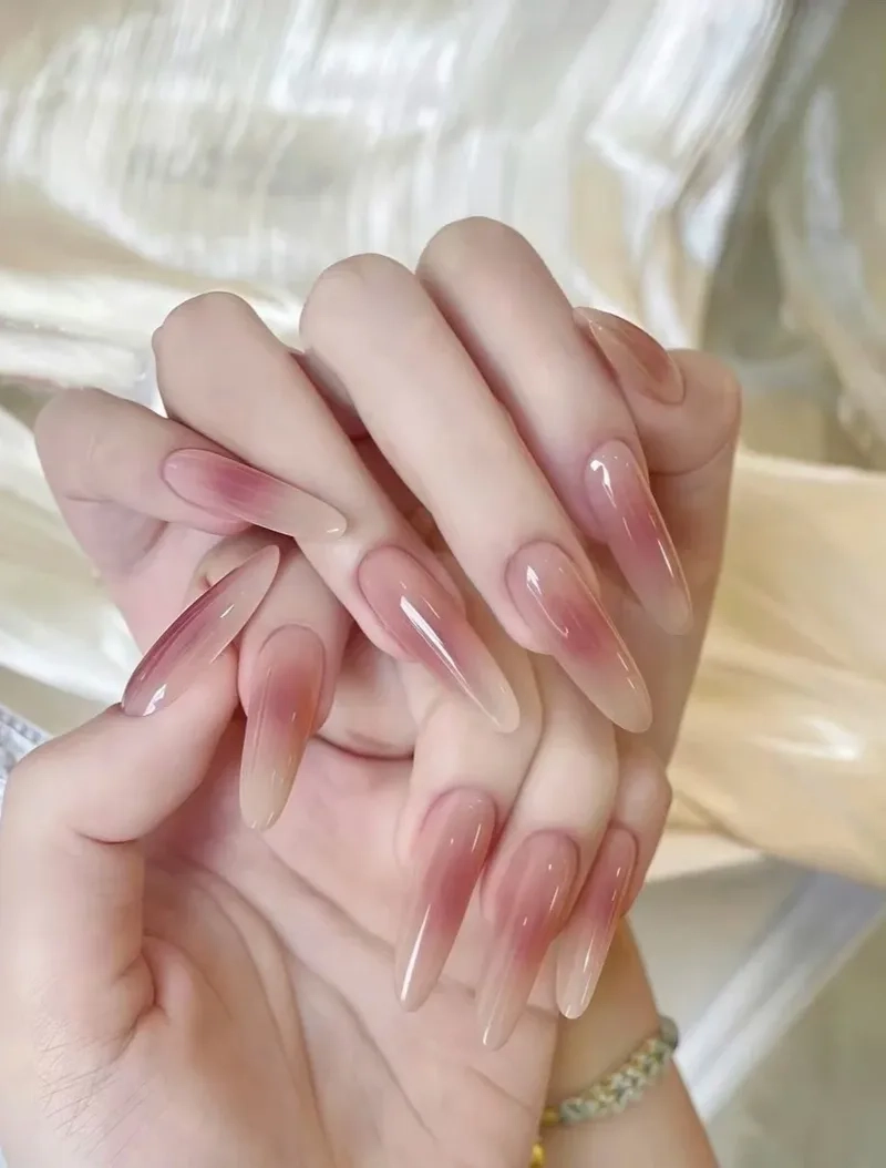 Móng tay đẹp màu hồng là lựa chọn hoàn hảo cho nàng yêu sự nữ tính