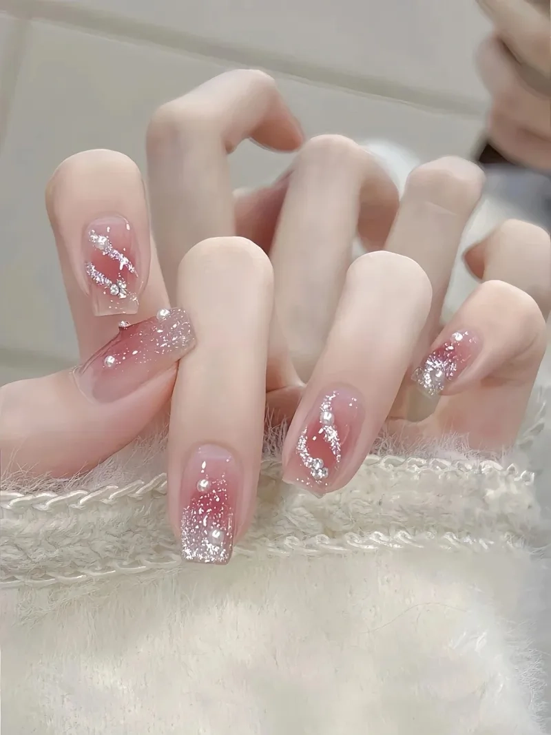 Móng màu hồng nhạt mang lại vẻ đẹp nhẹ nhàng và thuần khiết