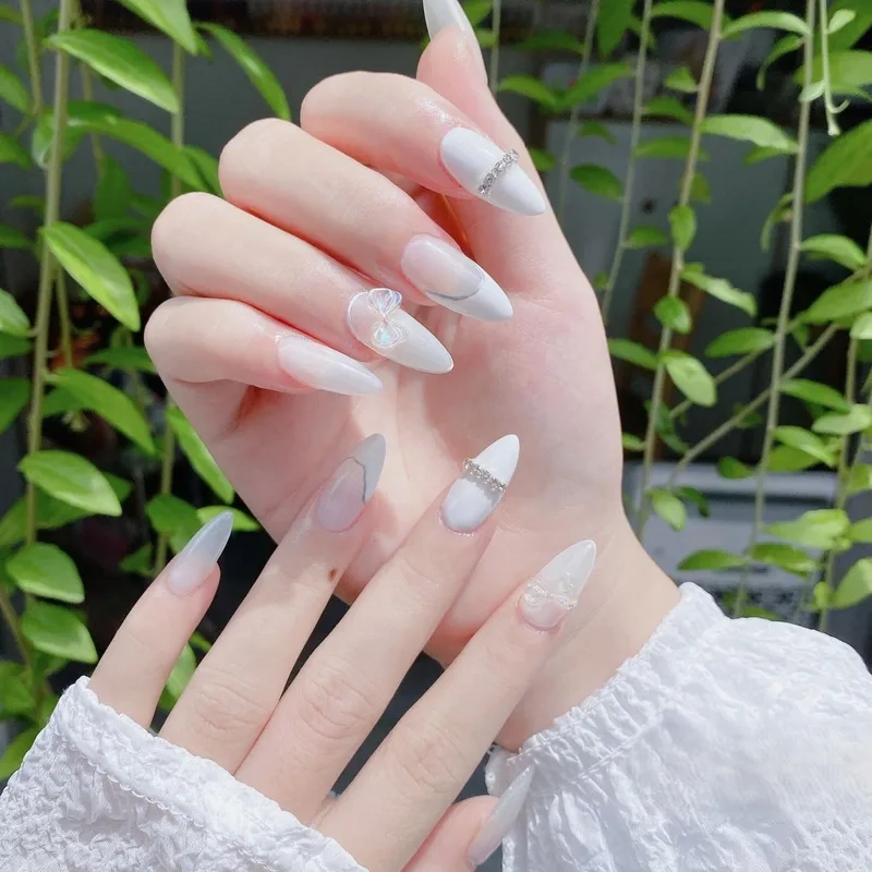 Móng tay sơn trắng là lựa chọn hoàn hảo cho nàng yêu sự tối giản