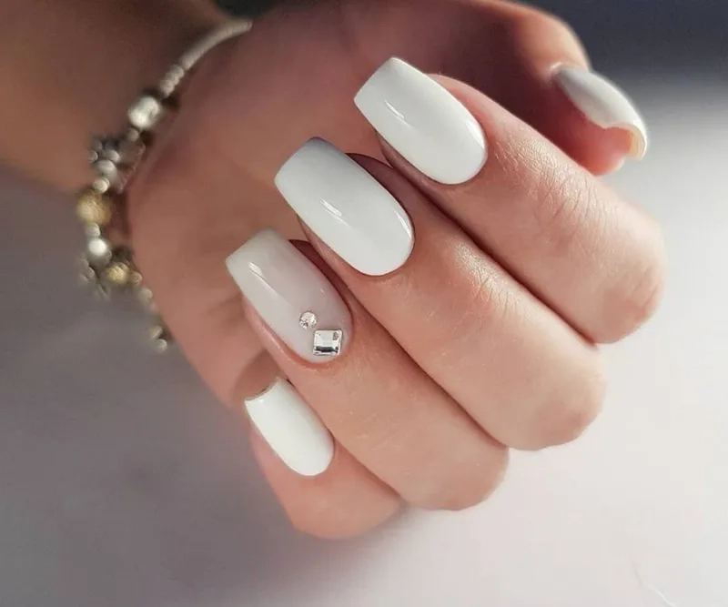 Móng tay đẹp màu trắng sữa là xu hướng nail không thể bỏ qua