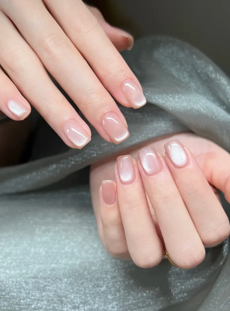 Móng tay màu thạch hồng mang đến sự tinh tế và dịu dàng cho bàn tay