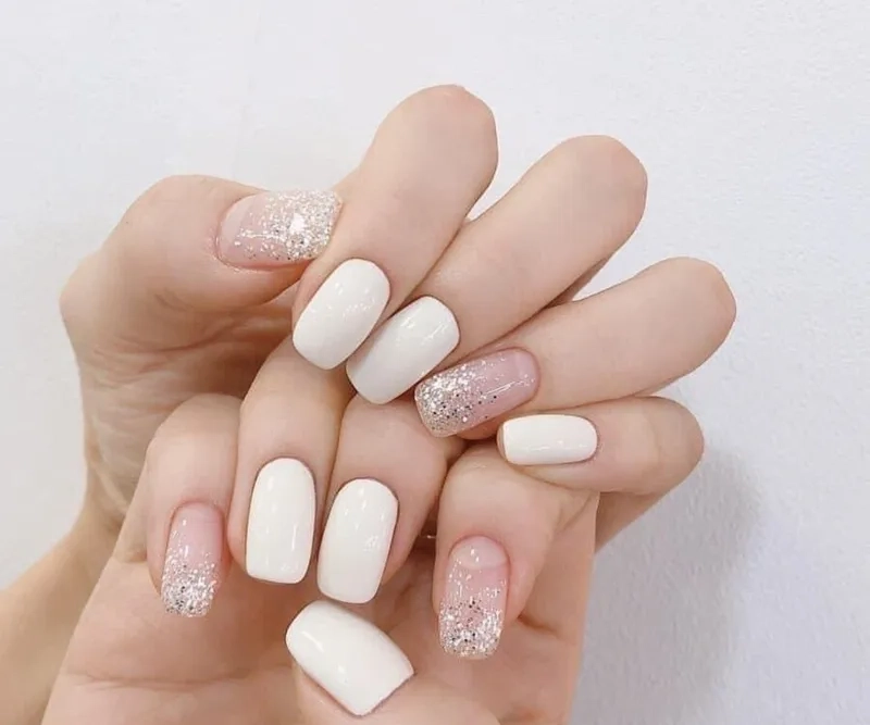 Sơn móng tay màu trắng sữa mang lại cảm giác nhẹ nhàng và thu hút
