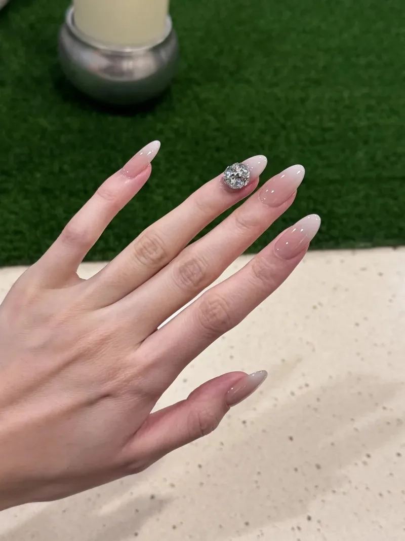 Nail thạch ombre mang đến vẻ đẹp trong suốt và thanh lịch