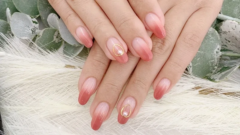 Ombre móng tay tạo nên hiệu ứng màu sắc độc đáo và thu hút