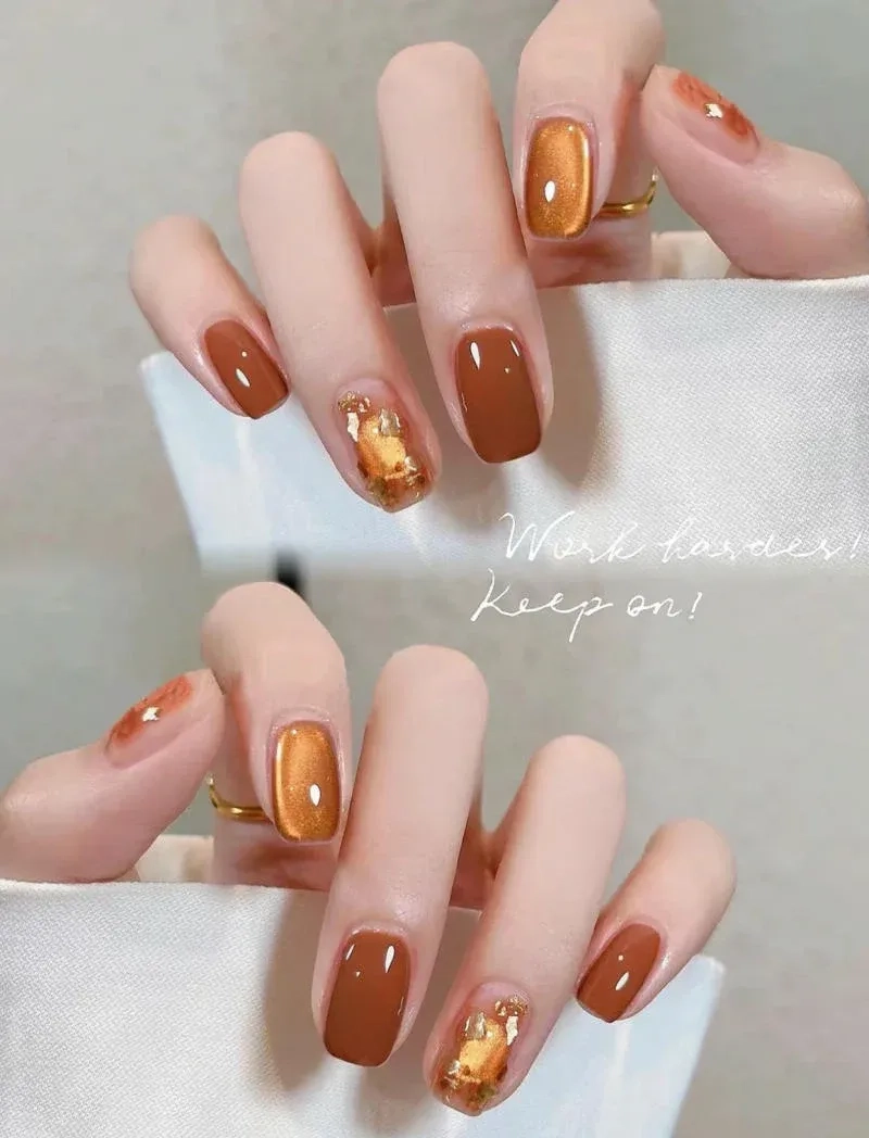 Màu sơn móng tay cam đất phù hợp với mọi phong cách từ dịu dàng đến cá tính