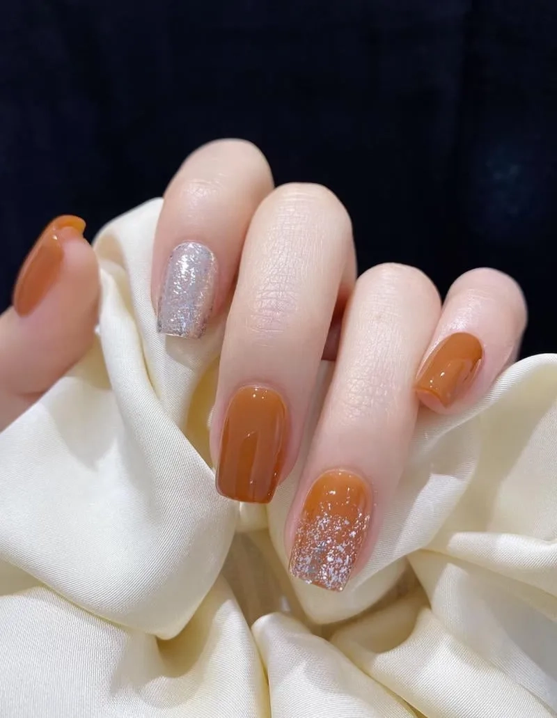 Móng màu cam đất giúp đôi tay nổi bật với gam màu đầy sức sống