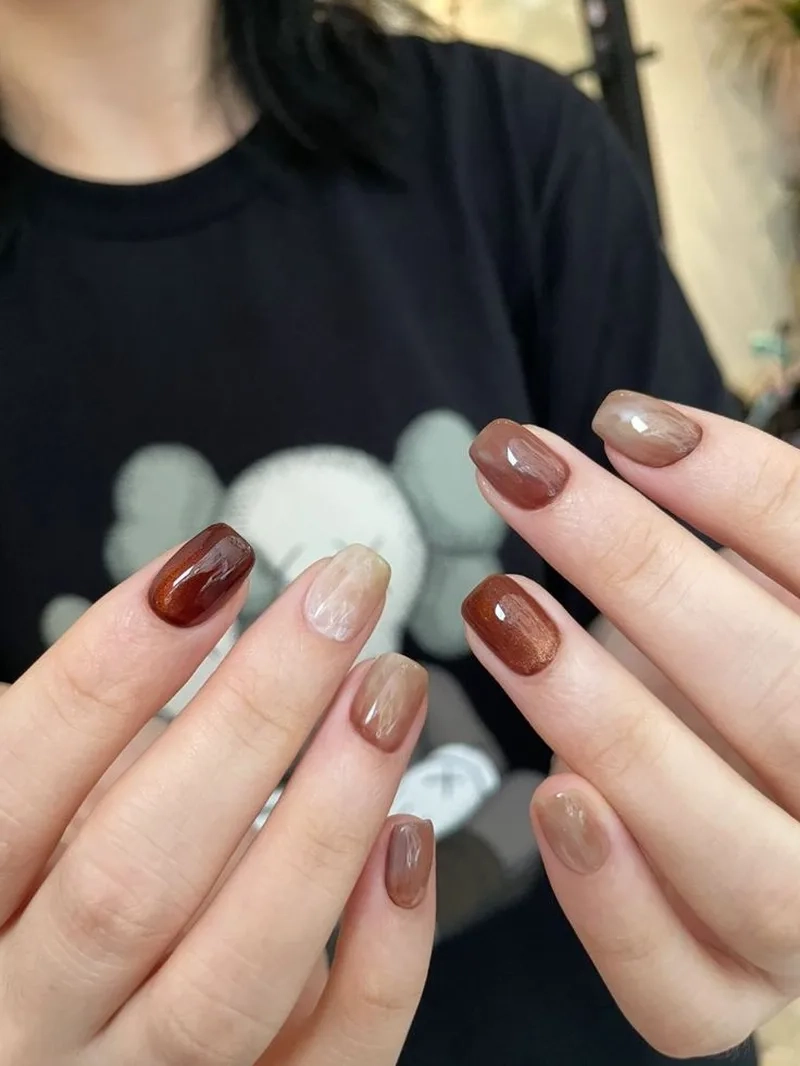 Móng tay đẹp màu cam đất giúp nàng luôn nổi bật với phong cách riêng