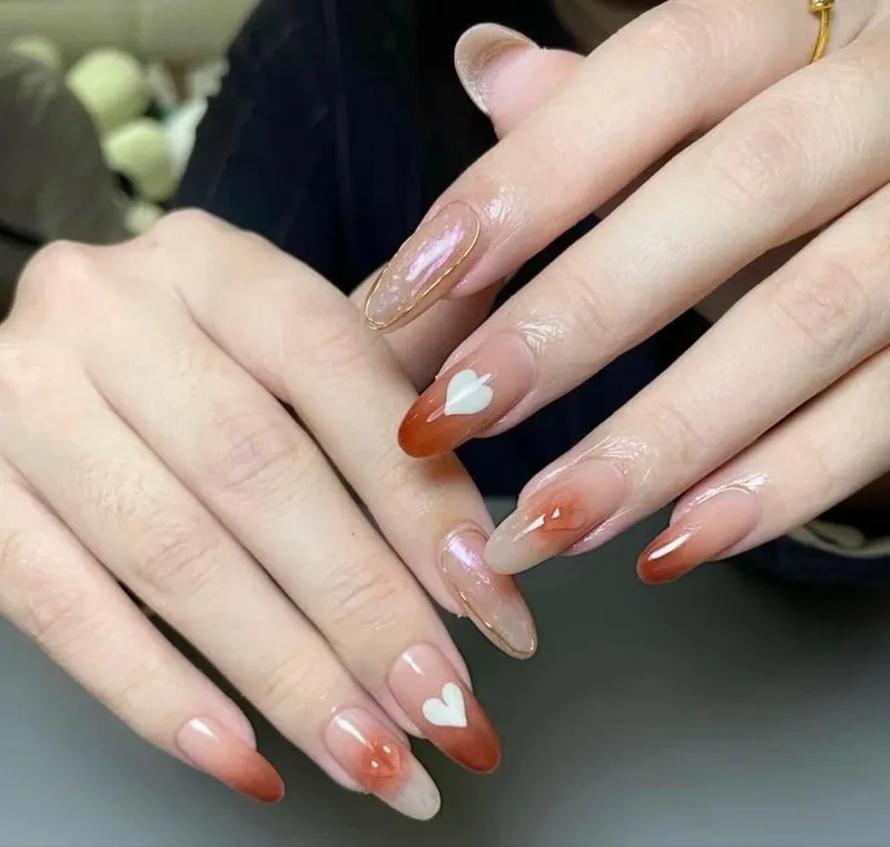 Nước sơn móng tay màu cam đất mang đến màu sắc trầm ấm nhưng đầy thu hút