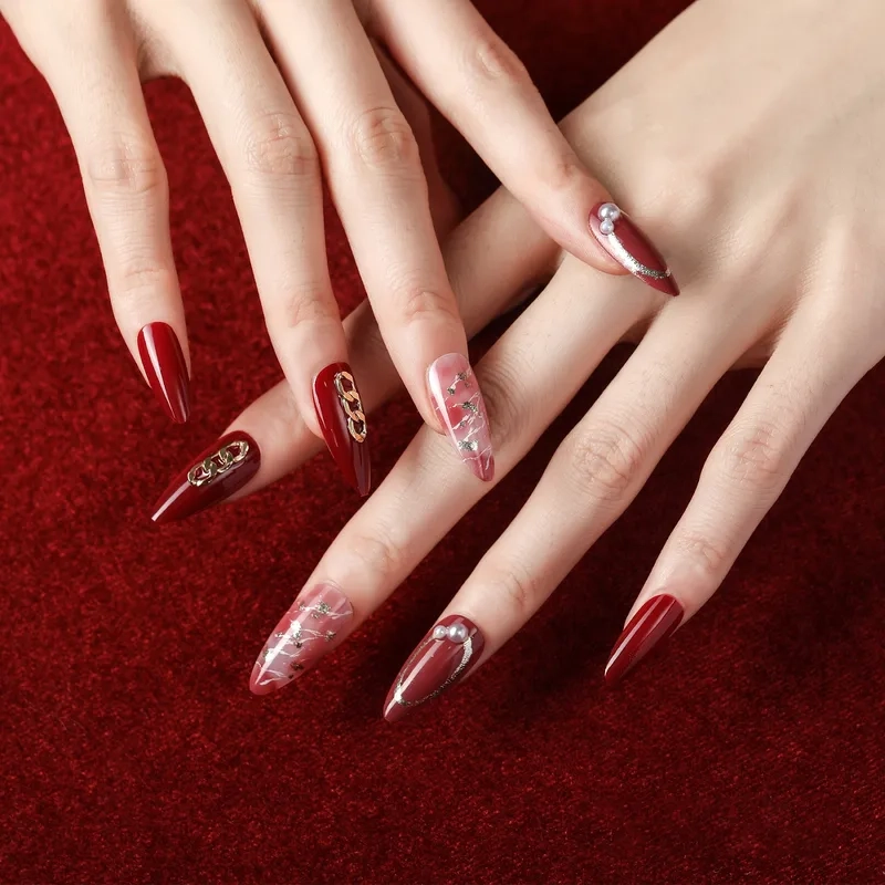 Sơn móng màu xà cừ lấp lánh tạo hiệu ứng tuyệt đẹp dưới ánh sáng