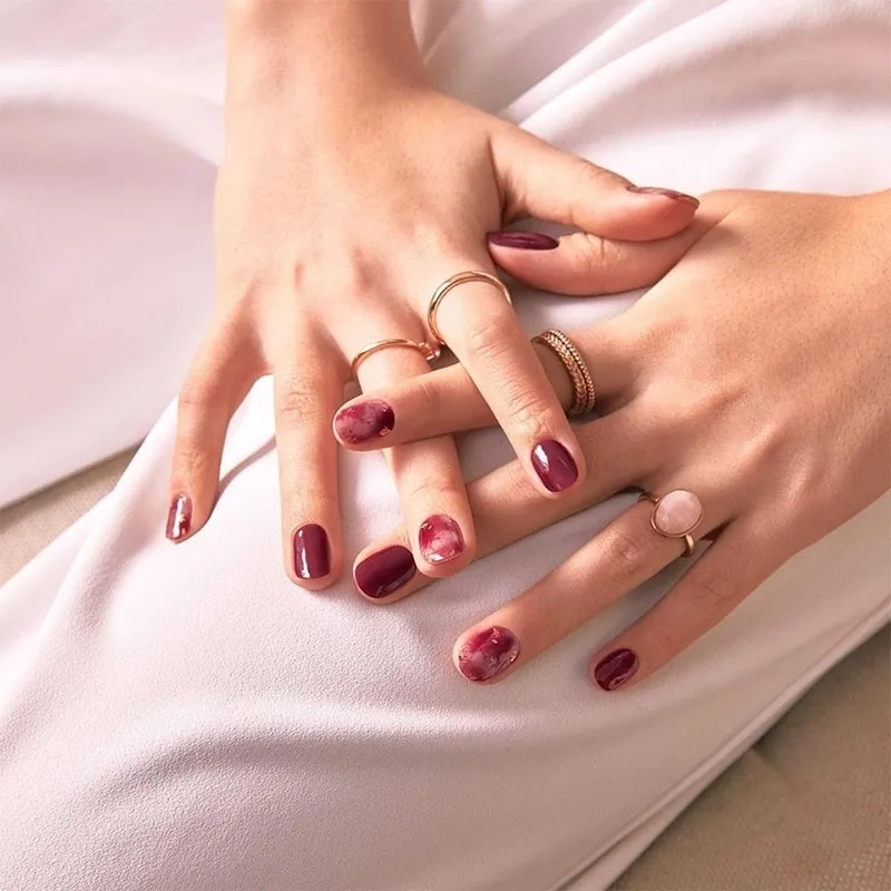 Làm móng màu đỏ mận để tỏa sáng trong mọi dịp quan trọng