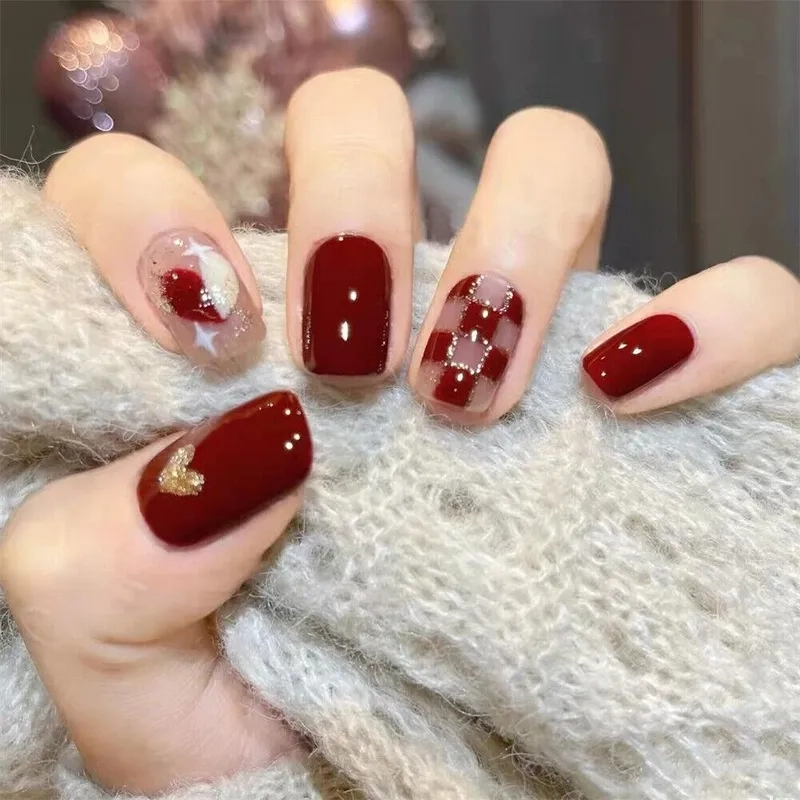 Móng tay đỏ đô là lựa chọn hoàn hảo cho phong cách thanh lịch