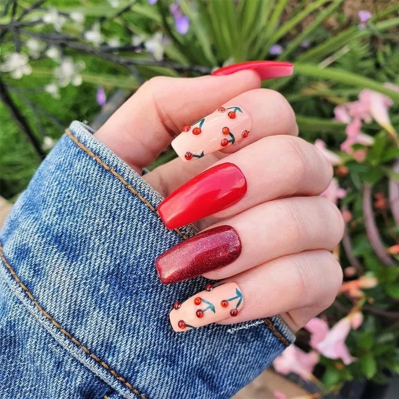 Móng tay đỏ cherry mang đến sự trẻ trung và hiện đại