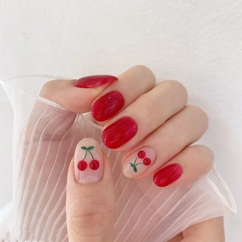 Sơn móng đỏ cherry mang lại vẻ đẹp rực rỡ và năng động