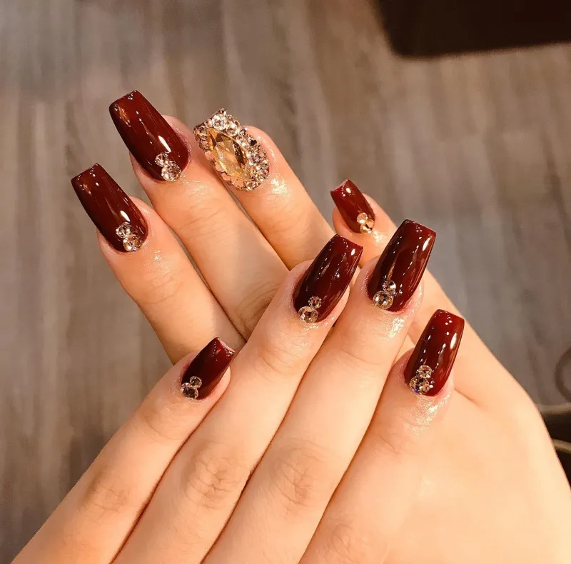 Sơn móng tay màu đỏ đô giúp bàn tay nổi bật và đầy cuốn hút