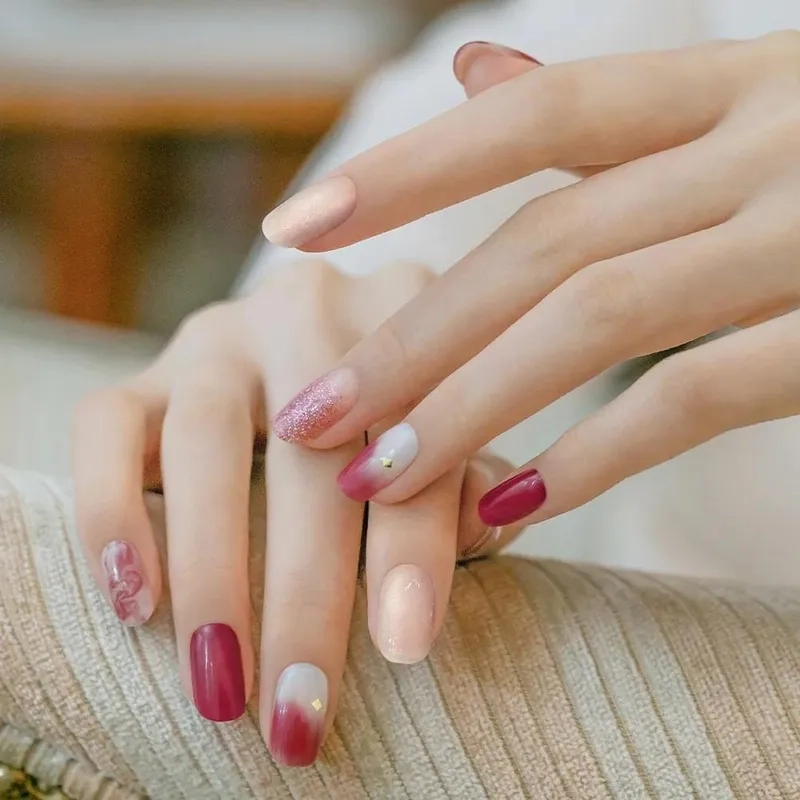 Móng tay màu đỏ đẹp là sự kết hợp giữa sự cổ điển và hiện đại