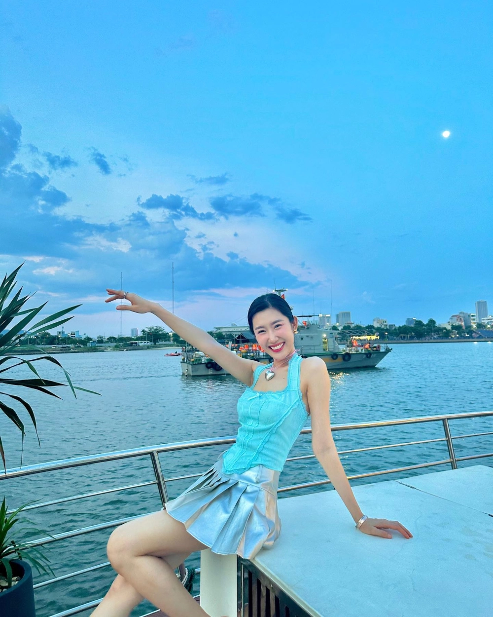 Hình ảnh Thuý Ngân thi hoa hậu khoe nhan sắc thanh lịch cuốn hút